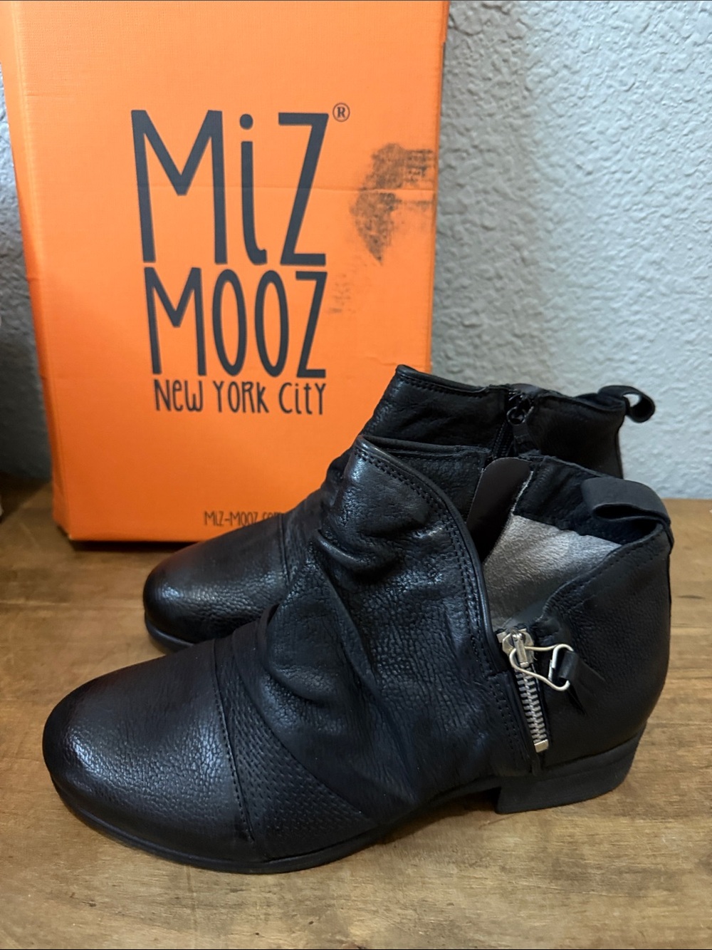 Miz Mooz Black Leather Side-Zip Ankle Boots size 7.5